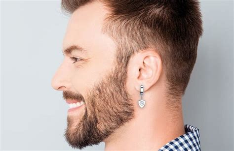 hombres con dos pendientes|El estilo audaz: hombres con pendientes en ambas orejas, una。